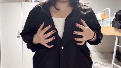 Girlfriend Strips to Seduce