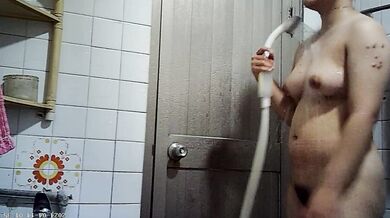 偷拍微坦克姐姐洗澡