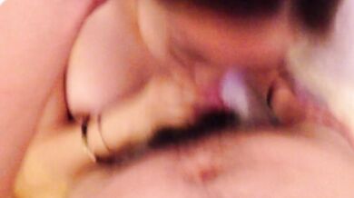 韓国の騷がしい牝犬が顔射される