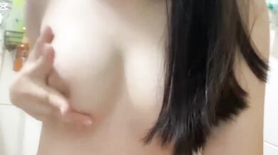 國中妹の自撮り胸揉み