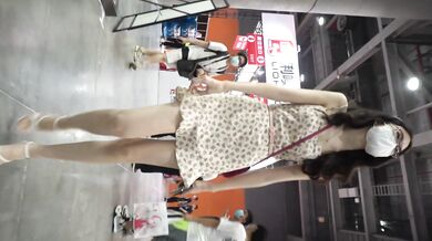 展銷会で超特価のワンピースを買う眼鏡の女性、スレンダーな体型に反してノーパンで外出、陰毛がちらり