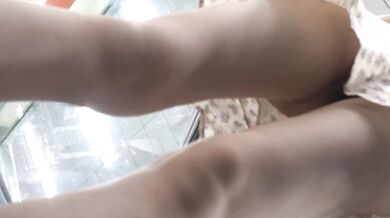 展銷会で超特価のワンピースを買う眼鏡の女性、スレンダーな体型に反してノーパンで外出、陰毛がちらり