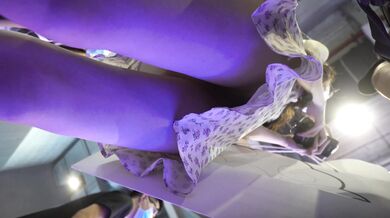 展銷会で超特価のワンピースを買う眼鏡の女性、スレンダーな体型に反してノーパンで外出、陰毛がちらり