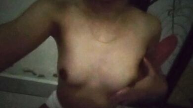 騒がしい女がパンティ姿で部屋で胸を揉む