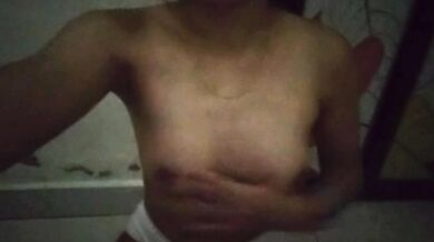 騒がしい女がパンティ姿で部屋で胸を揉む