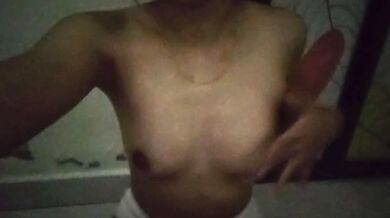 騒がしい女がパンティ姿で部屋で胸を揉む