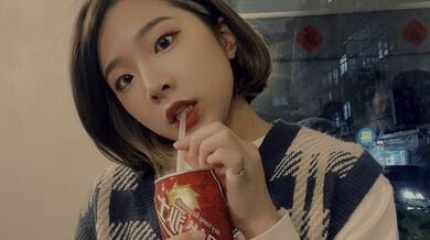 ショートヘアの妹が胸を揉み股を開く