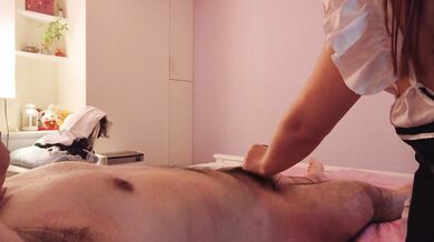 和熟女おばさんとコンドームでセックス