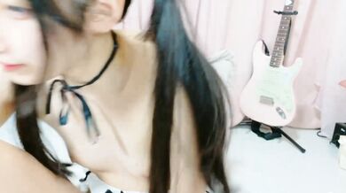 ずるかわツインテ娘のエロコスオナニー