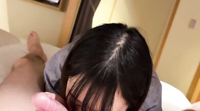 日本可愛妹子酒店房間內口交