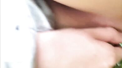 日本の女性が野外で露出