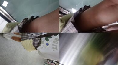 女子高生のスカートの中