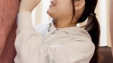 美しい女性が二人の男性に仕える