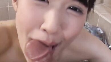 18歳の少女が苦しそうにうめく