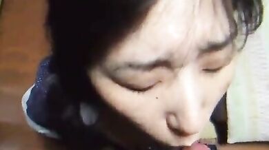 おとなしい愛妻の口内に射精する優しい妻