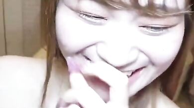 乳房を吸って嬉しそうに微笑む