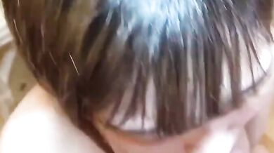 乳房を吸って嬉しそうに微笑む