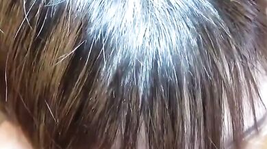 乳房を吸って嬉しそうに微笑む