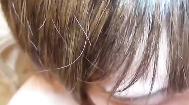 乳房を吸って嬉しそうに微笑む