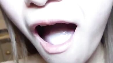 乳房を吸って嬉しそうに微笑む