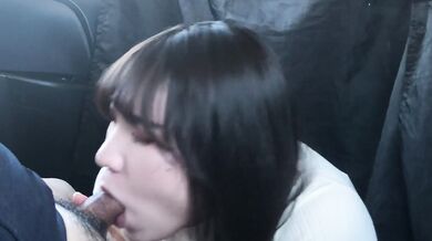 営業ウーマンの車内フェラ 口内発射