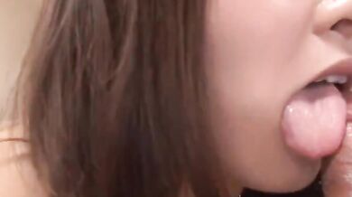 Cô gái ngực lớn dùng bàn chải kích thích vùng kín