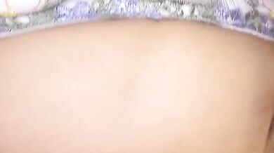 愛撫豐滿大胸女孩的陰部然後操她