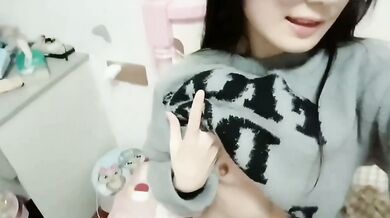 眼鏡女子が大胆自撮りで美脚と胸元を披露