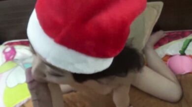 國外留學的騷妹穿著聖誕帽口交