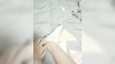 貧乳美女が恥じらいながら服を脱ぎ股を広げる