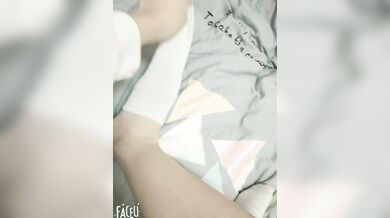 貧乳美女が恥じらいながら服を脱ぎ股を広げる