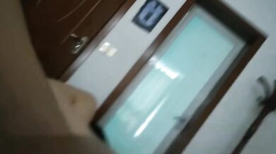 酒店裏で調教される女子高生