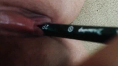 Bút chì thâm nhập sâu vào âm hộ dịu dàng