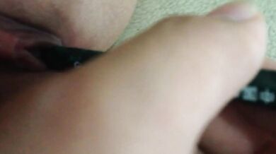 Bút chì thâm nhập sâu vào âm hộ dịu dàng