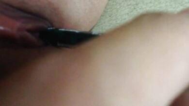 Bút chì thâm nhập sâu vào âm hộ dịu dàng