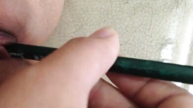 Bút chì thâm nhập sâu vào âm hộ dịu dàng