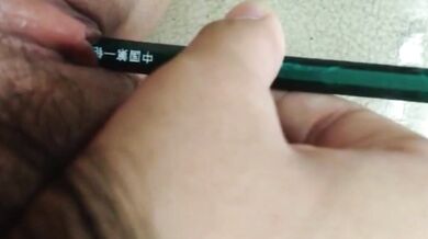 Bút chì thâm nhập sâu vào âm hộ dịu dàng