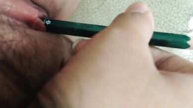 Bút chì thâm nhập sâu vào âm hộ dịu dàng