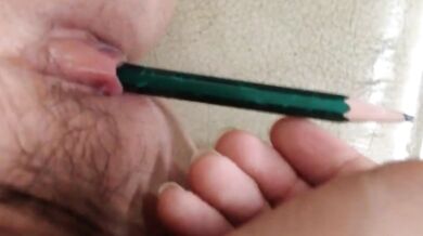 Bút chì thâm nhập sâu vào âm hộ dịu dàng