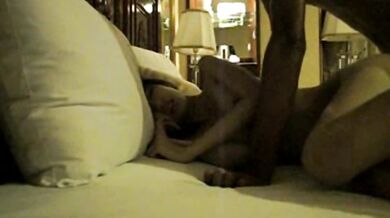 超セクシーな女の子がホテルの部屋でセックスパートナーと自撮り写真を撮る