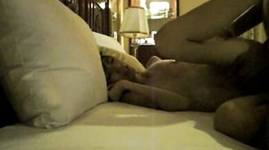 超セクシーな女の子がホテルの部屋でセックスパートナーと自撮り写真を撮る