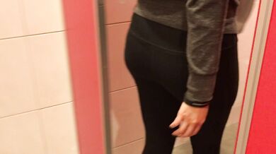 混血少女がジムの公衆トイレでオーラルセックス