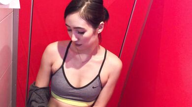 混血少女がジムの公衆トイレでオーラルセックス