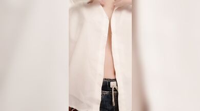 巨乳のトゥヤ姉妹が胸をつまんで揉む