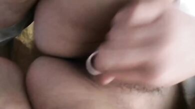 乳首の女の子が胸を揉んでバイブレーターでオナニー