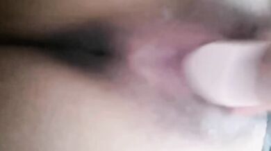 乳首の女の子が胸を揉んでバイブレーターでオナニー