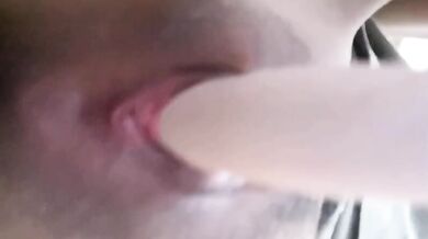 乳首の女の子が胸を揉んでバイブレーターでオナニー