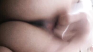 乳首の女の子が胸を揉んでバイブレーターでオナニー