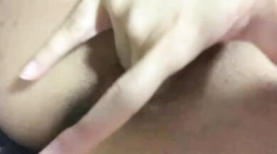 ガールフレンドが自分自身に触れます