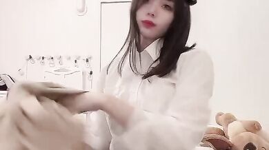 可愛い日本の女の子がおっぱいを揉む1